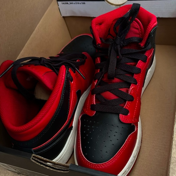 Minimal damage, basically brand new.. gym red/black-white 
Air Jordan 1 mid - Picture 2 of 2